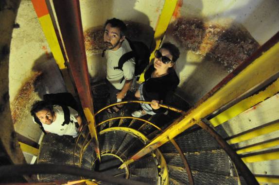Escadaria em caracol que leva ao alto da cratera de Diamond Head, em Honolulu, na ilha de Oahu, no Havaí